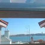 Windows Of Bica-great View Over River Appartement Lissabon